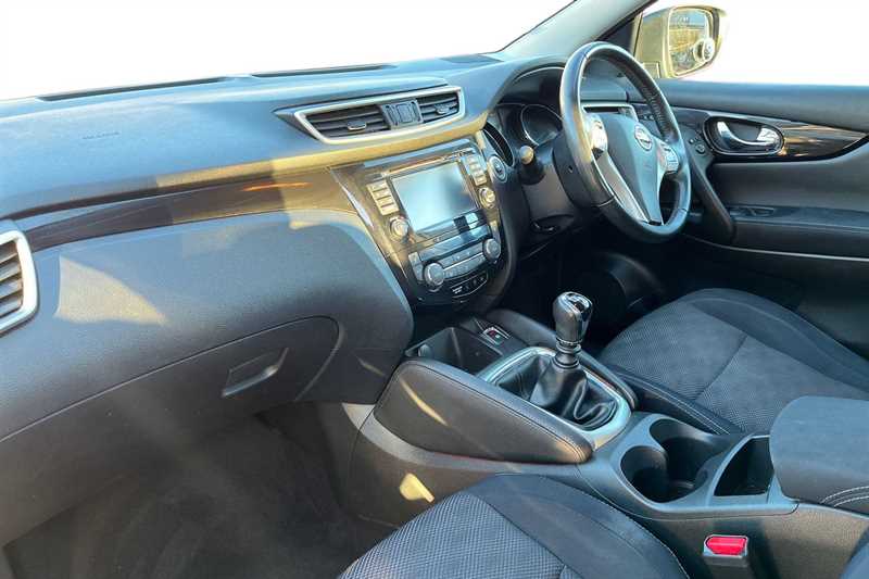 Used Nissan Qashqai 2015 for sale - 77660638: Photo 2