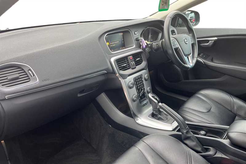 Used Volvo V40 2017 for sale - 76523705: Photo 2