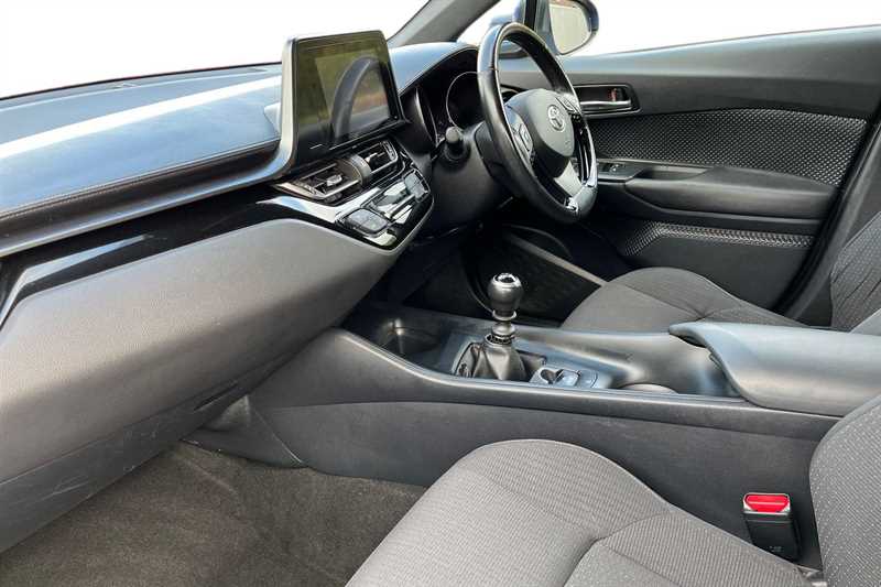 Used Toyota C-HR 2017 for sale - 76022080: Photo 2