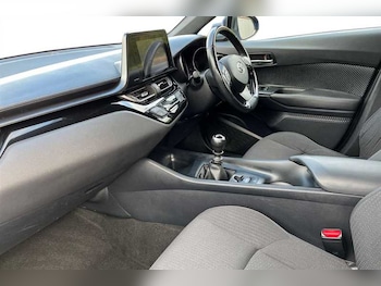 Used Toyota C-HR 2017 for sale - 76022080: Photo 2