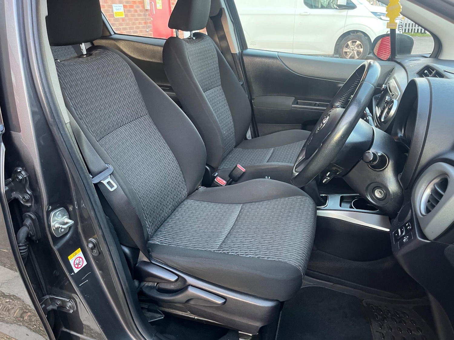 Used Toyota Yaris 2014 for sale - 76528119: Photo 31