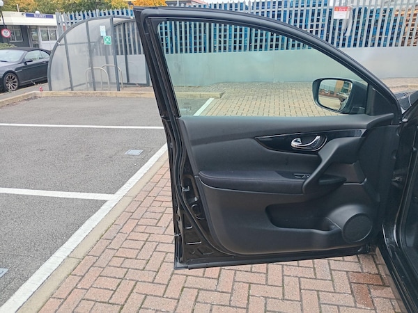 Used Nissan Qashqai 2015 for sale - 76296002: Photo 30