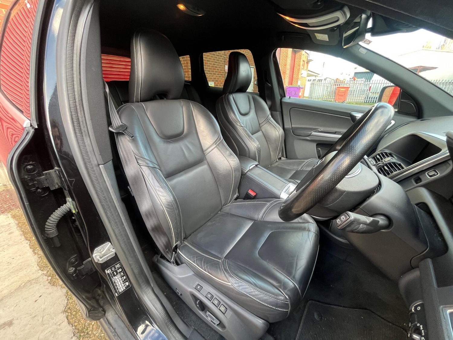 Used Volvo XC60 2017 for sale - 76307812: Photo 32