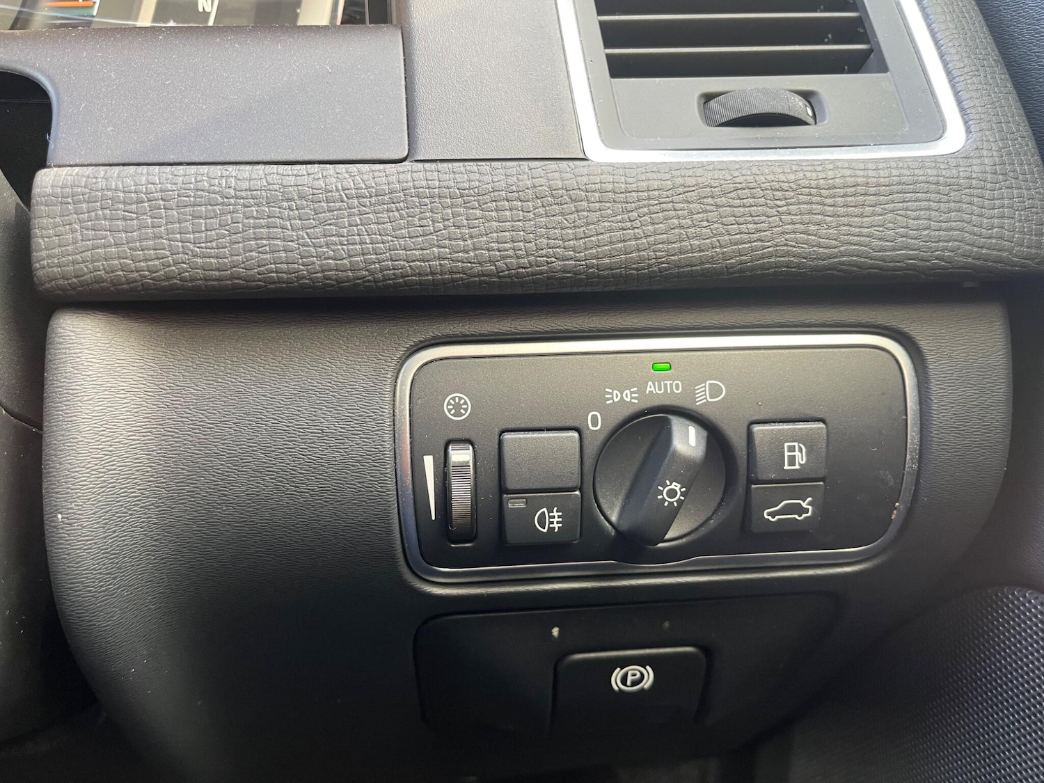 Used Volvo XC60 2017 for sale - 76307812: Photo 52