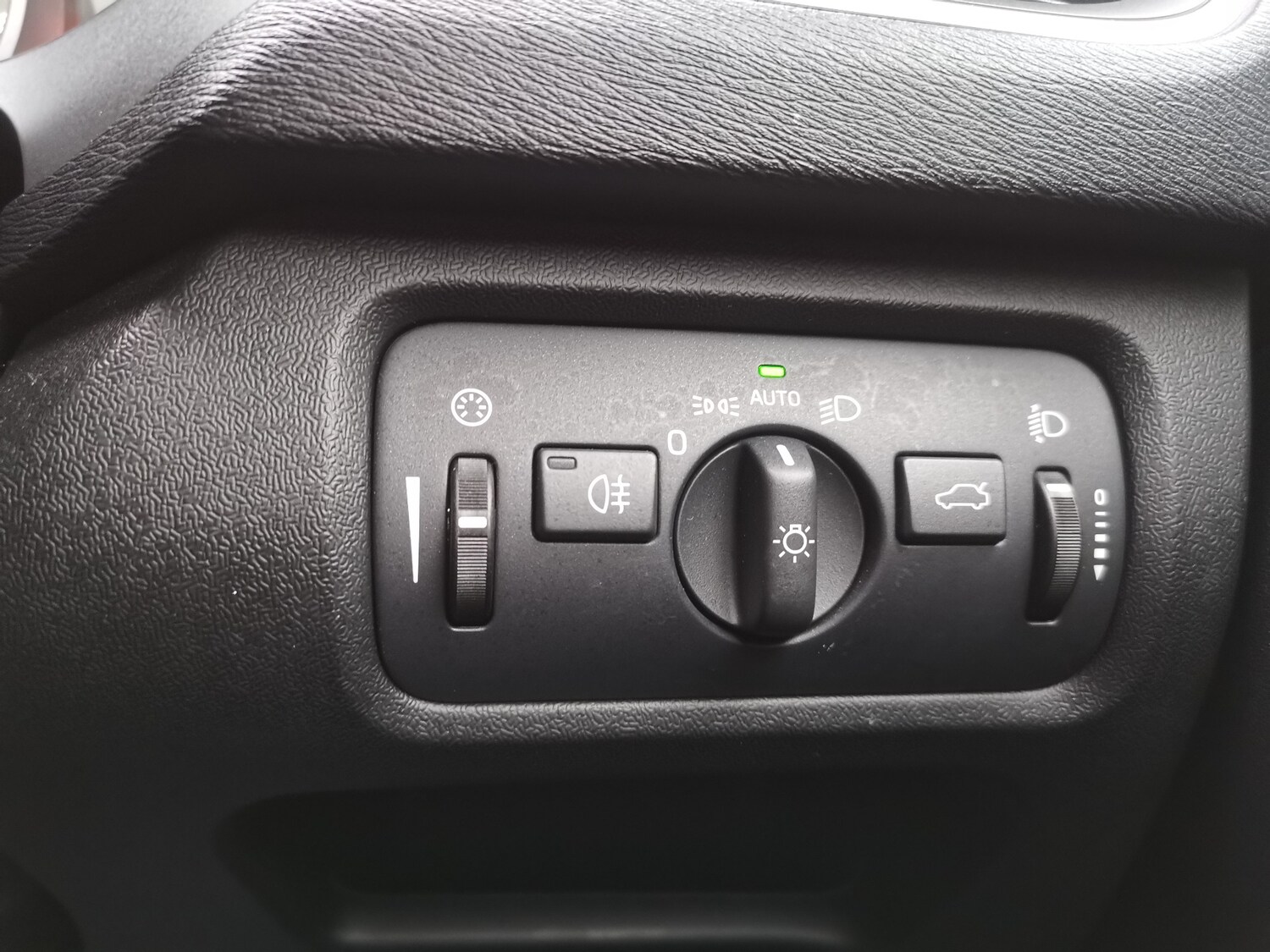 Used Volvo V40 2015 for sale - 77578399: Photo 28