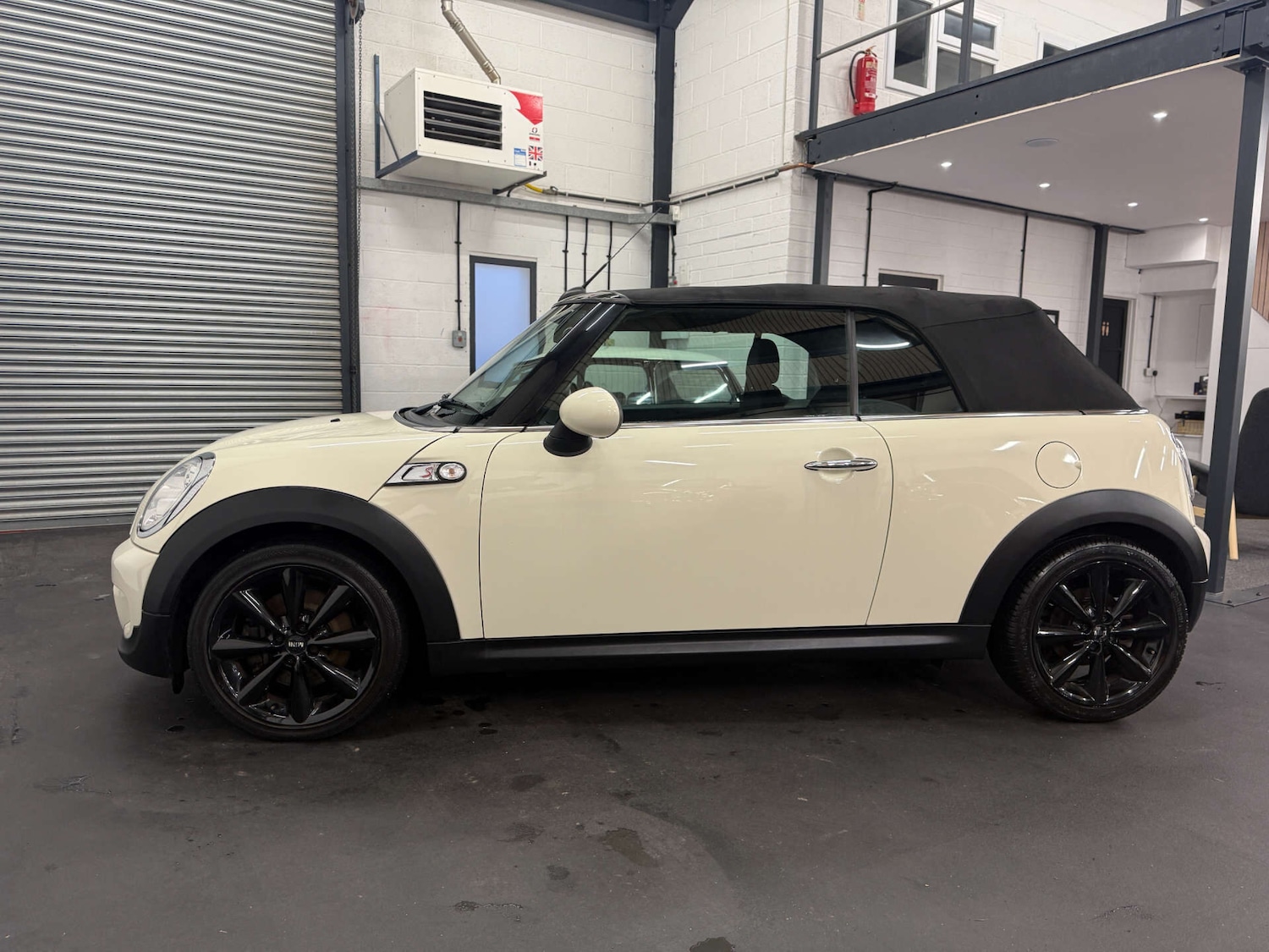 Used MINI Convertible 2011 for sale - 76783114: Photo 10