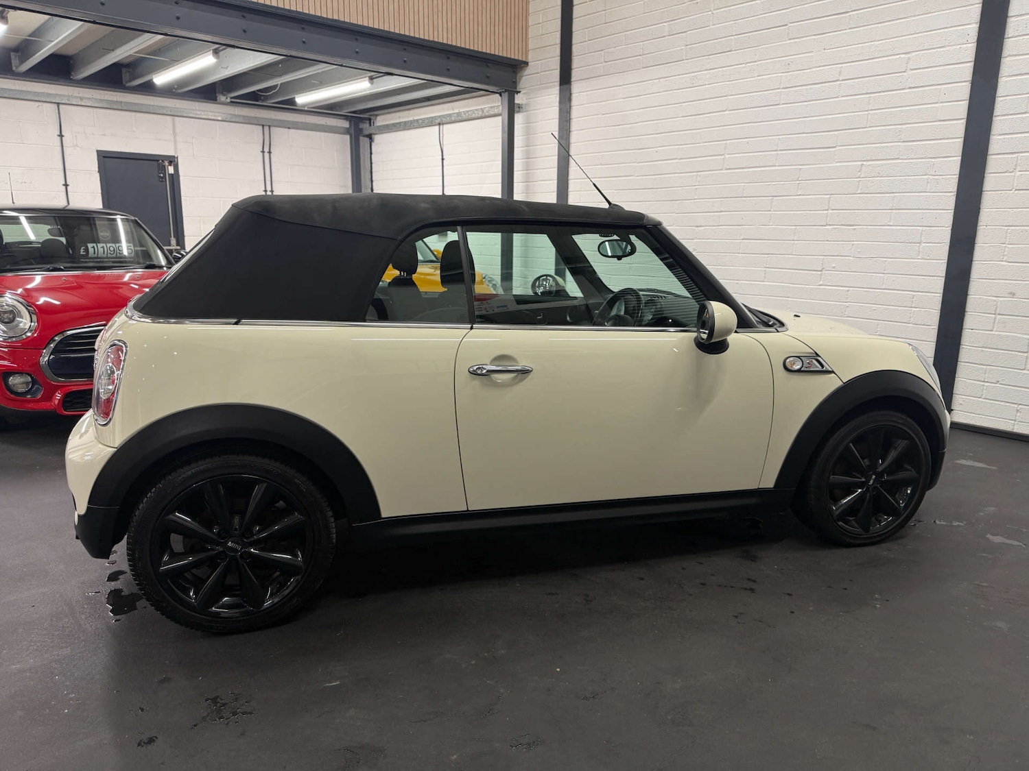 Used MINI Convertible 2011 for sale - 76783114: Photo 14