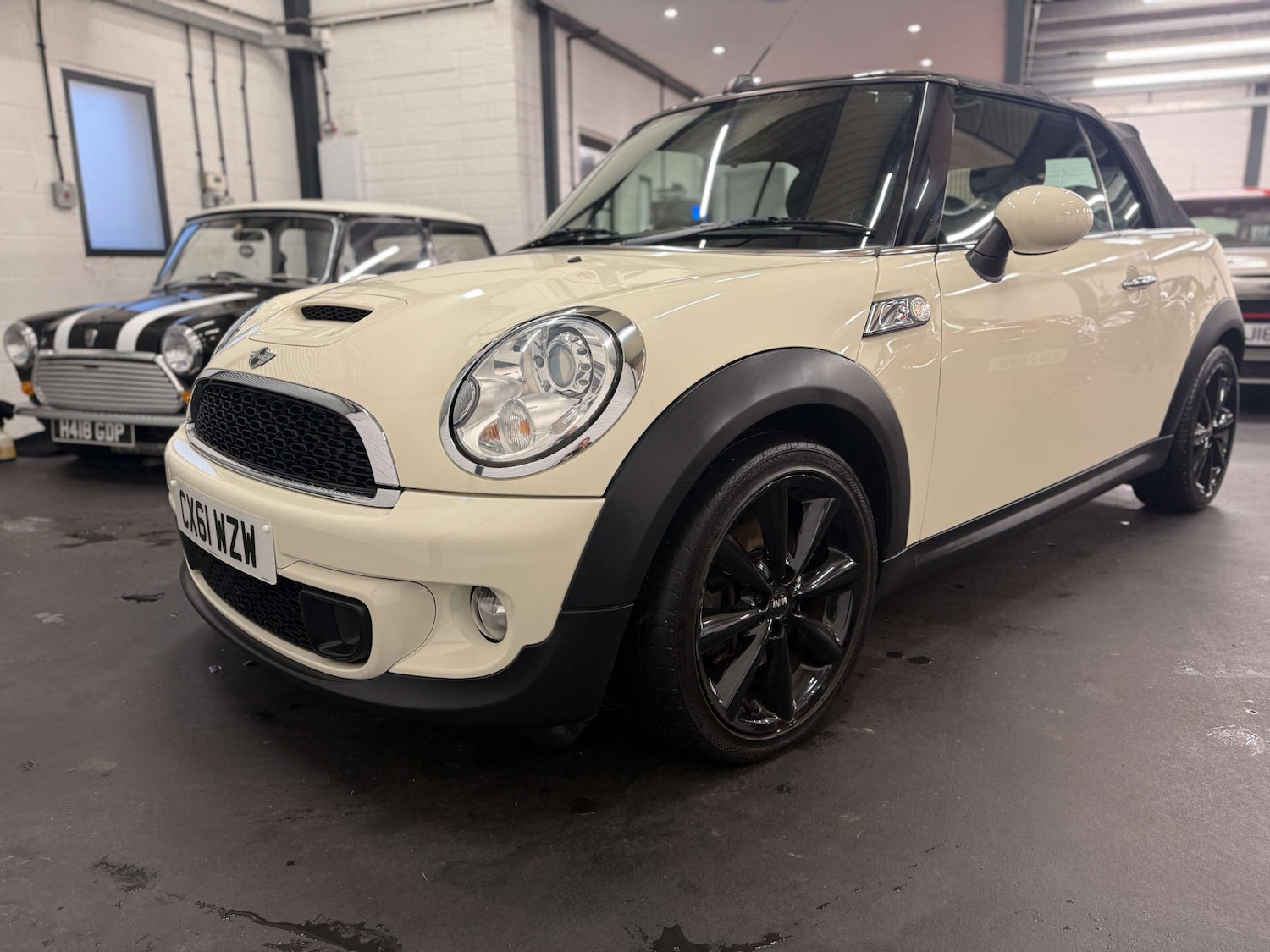 Used MINI Convertible 2011 for sale - 76783114: Photo 2
