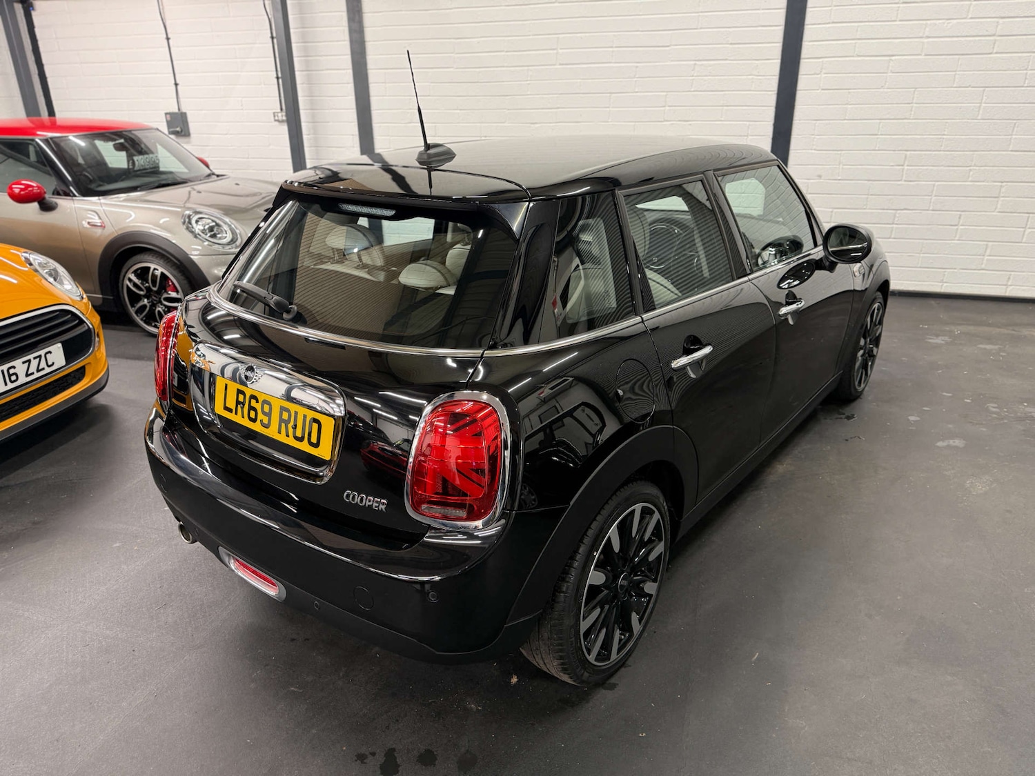 Used MINI Hatch 2019 for sale - 76957250: Photo 3