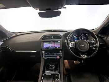 Used Jaguar F-Pace 2018 for sale - 76262913: Photo 3