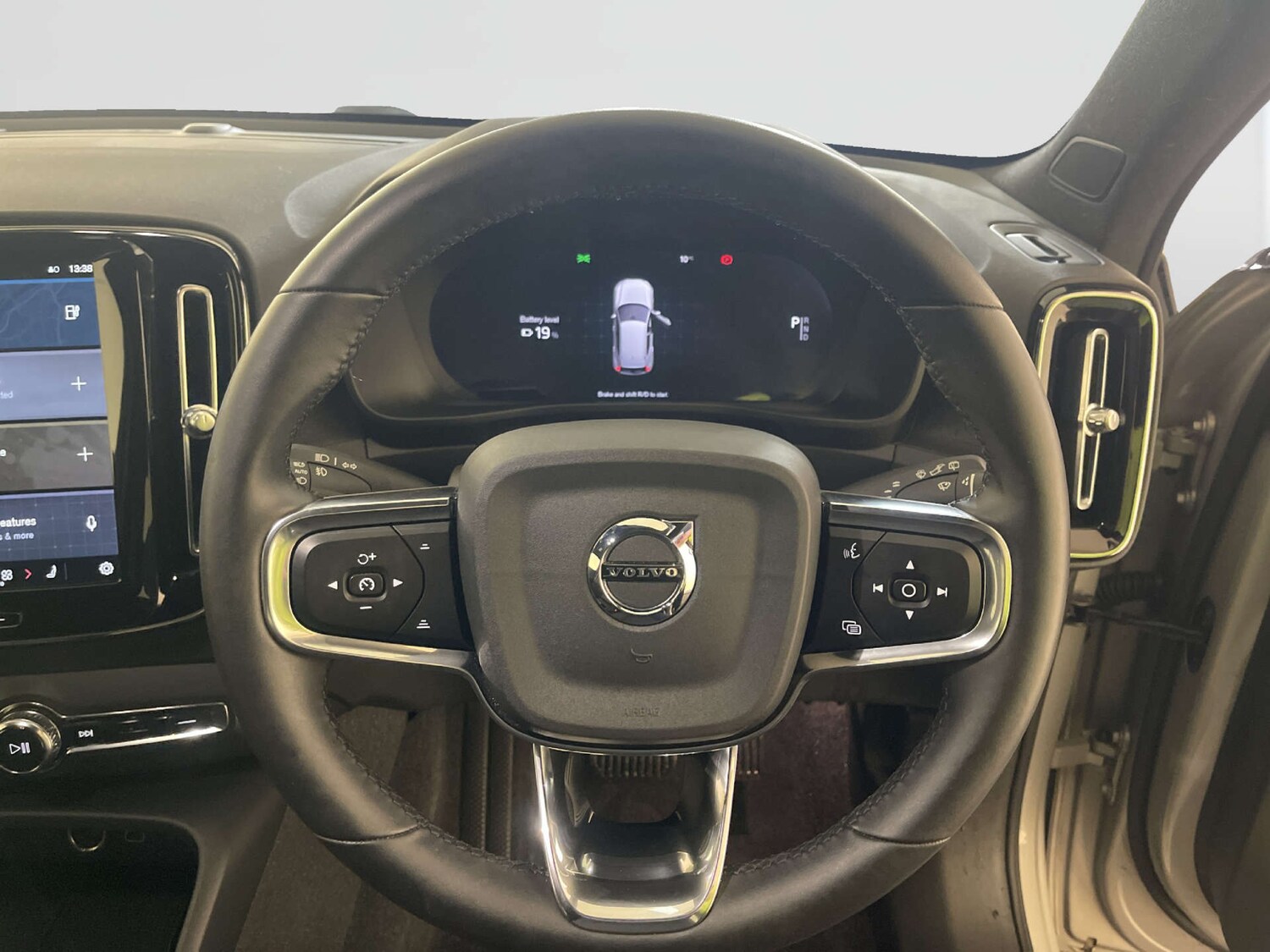 Used Volvo XC40 2023 for sale - 77818831: Photo 16