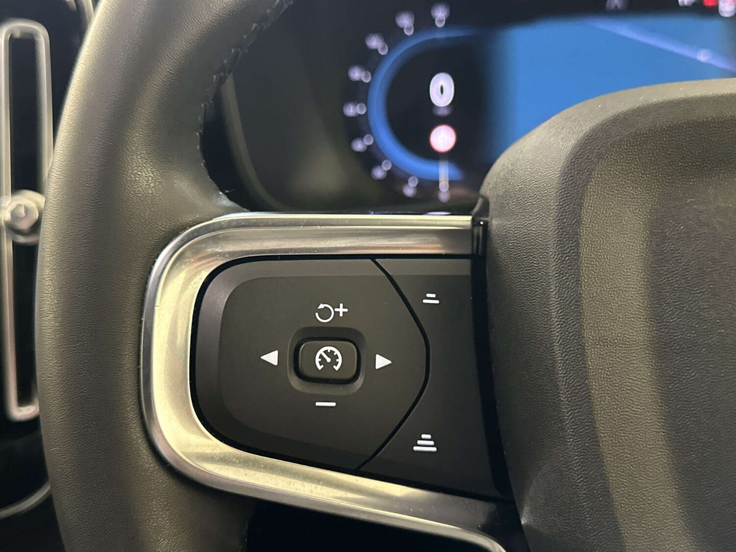 Used Volvo XC40 2023 for sale - 77844649: Photo 17