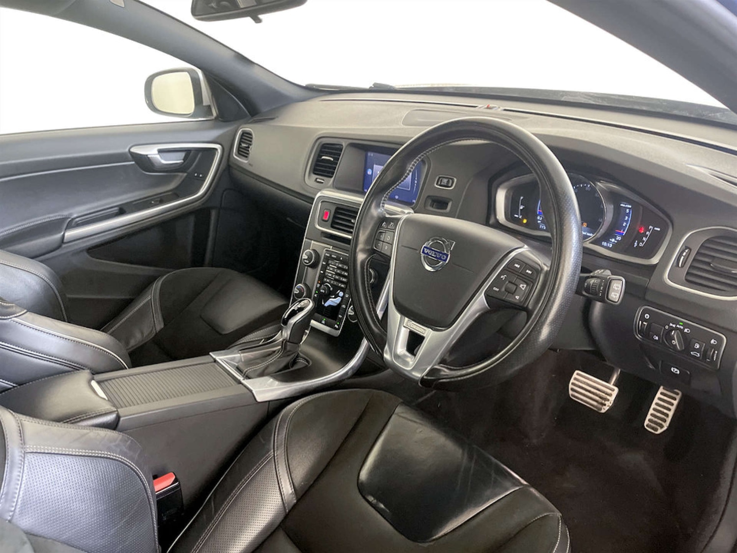 Used Volvo V60 2017 for sale - 77640527: Photo 15