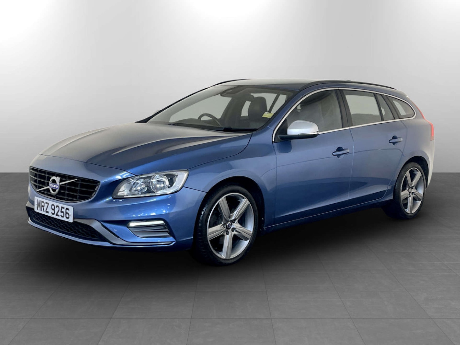 Used Volvo V60 2017 for sale - 77640527: Photo 6