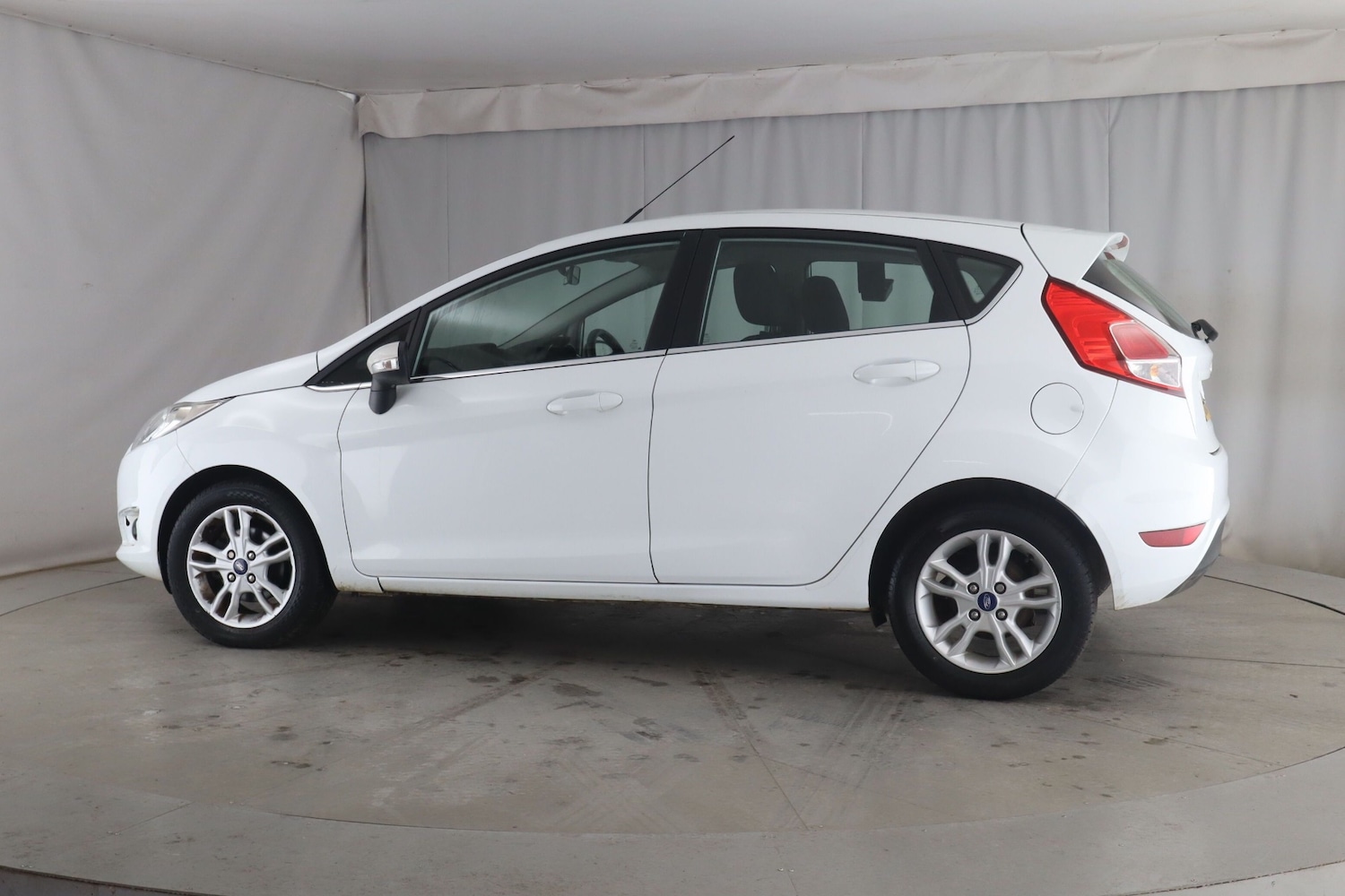 Used Ford Fiesta 2015 for sale - 76848910: Photo 2