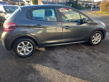 Used Peugeot 208 2014 for sale - 76973661: Photo