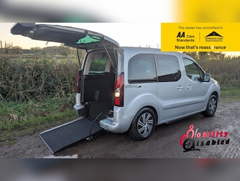 2017 - AUTOMATIC Drive From or Up Front Passenger WAV 5-Door