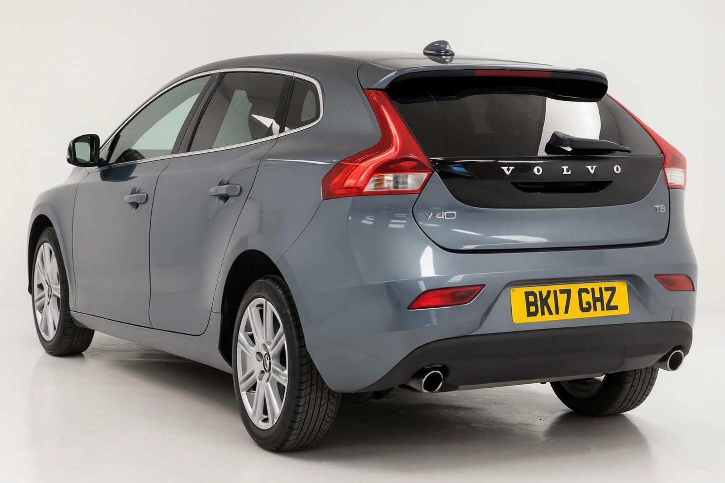 Used Volvo V40 2017 for sale - 76596945: Photo 2
