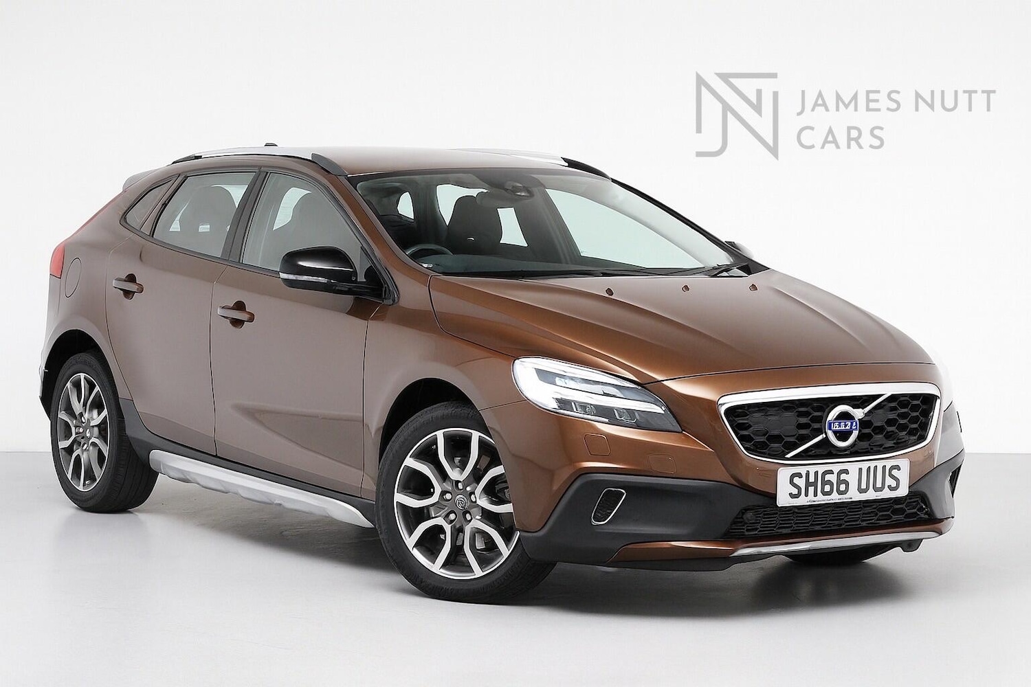 Used Volvo V40 Cross Country 2016 for sale - 76122216: Photo 1