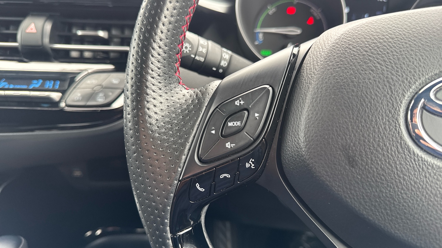 Used Toyota C-HR 2023 for sale - 76097312: Photo 32