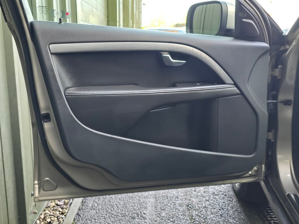 Used Volvo XC70 2011 for sale - 77512510: Photo 32