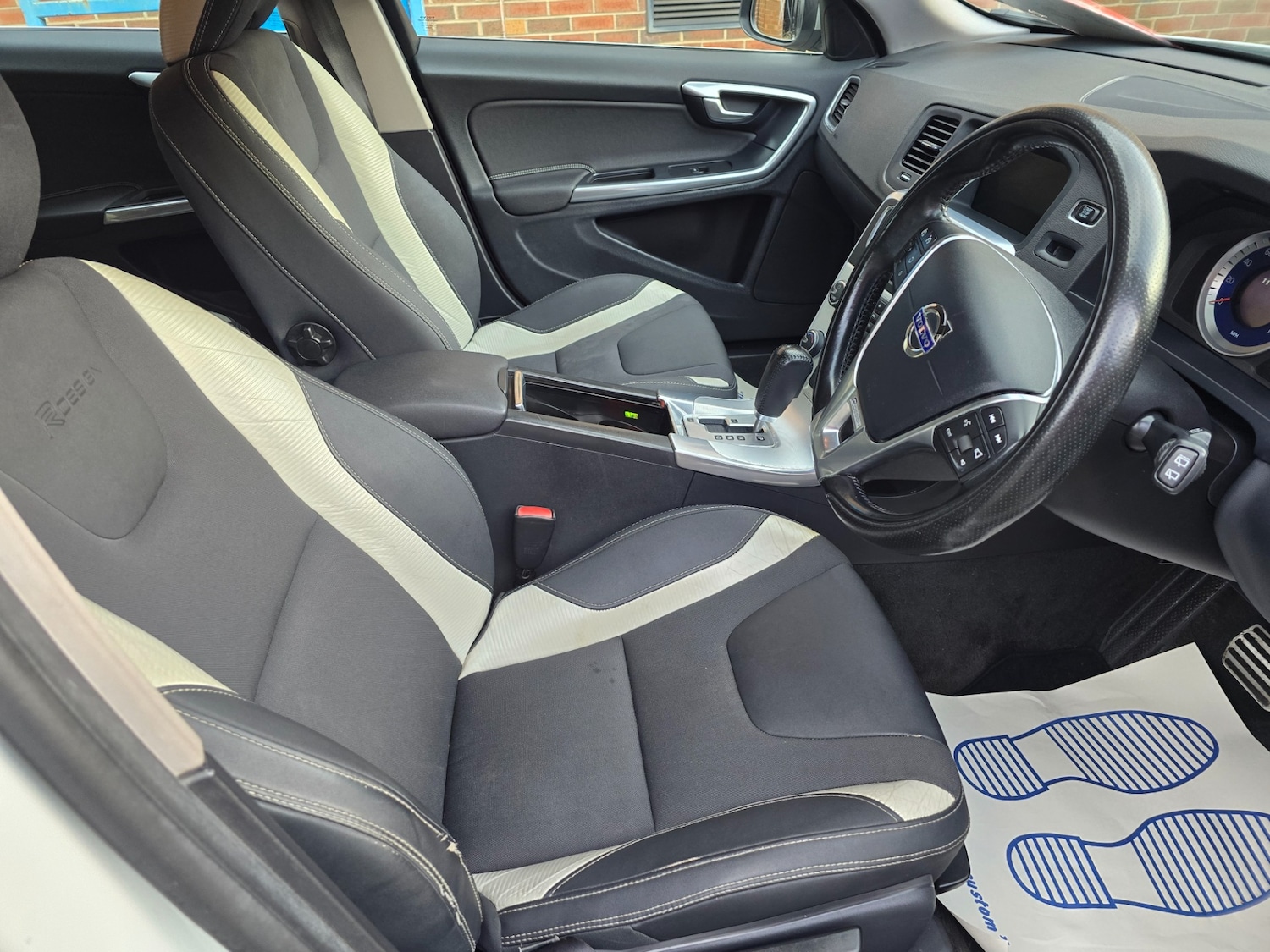 Used Volvo V60 2012 for sale - 76556799: Photo 10