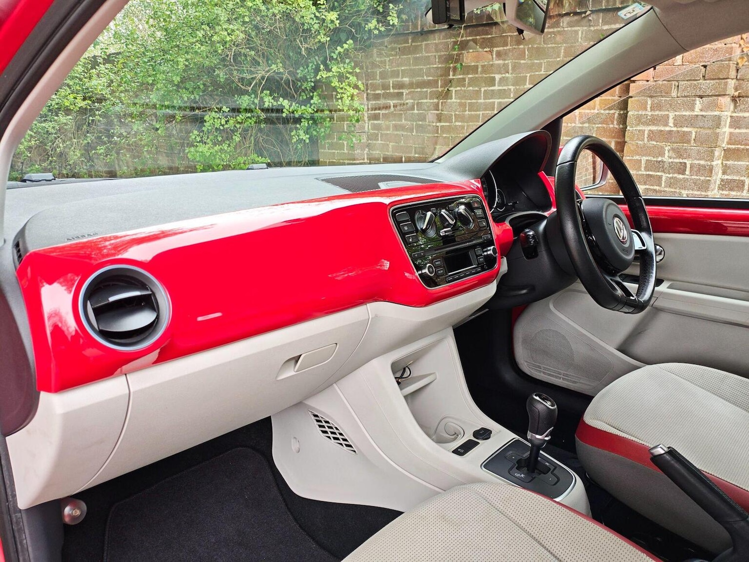 Used Volkswagen up! 2013 for sale - 78209995: Photo 2