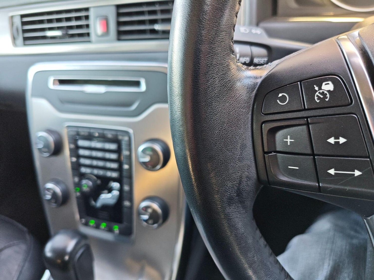 Used Volvo V70 2011 for sale - 77258588: Photo 11