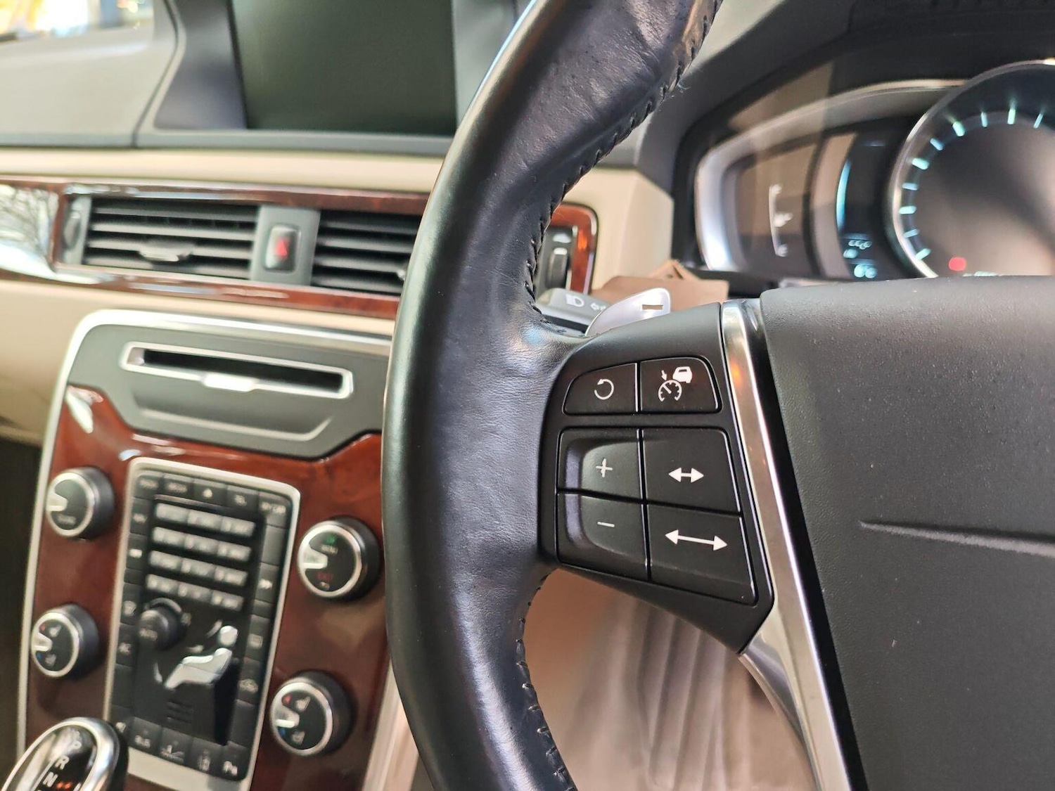 Used Volvo V70 2014 for sale - 76670773: Photo 18