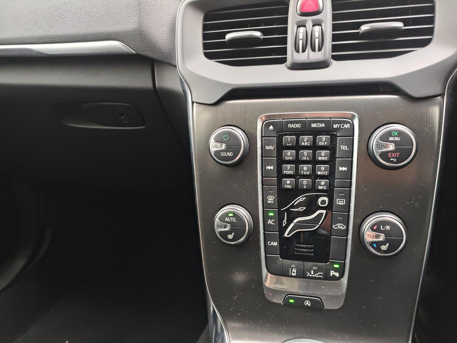 Used Volvo V40 2014 for sale - 77487234: Photo 15