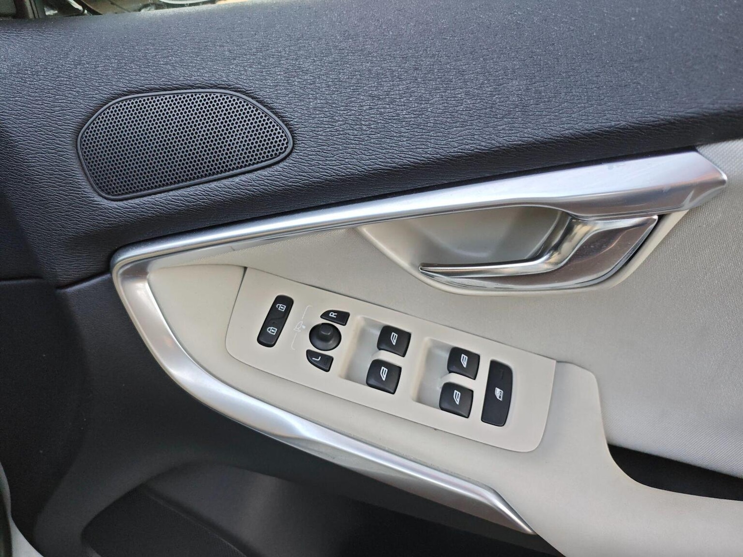 Used Volvo V40 2013 for sale - 77240316: Photo 35