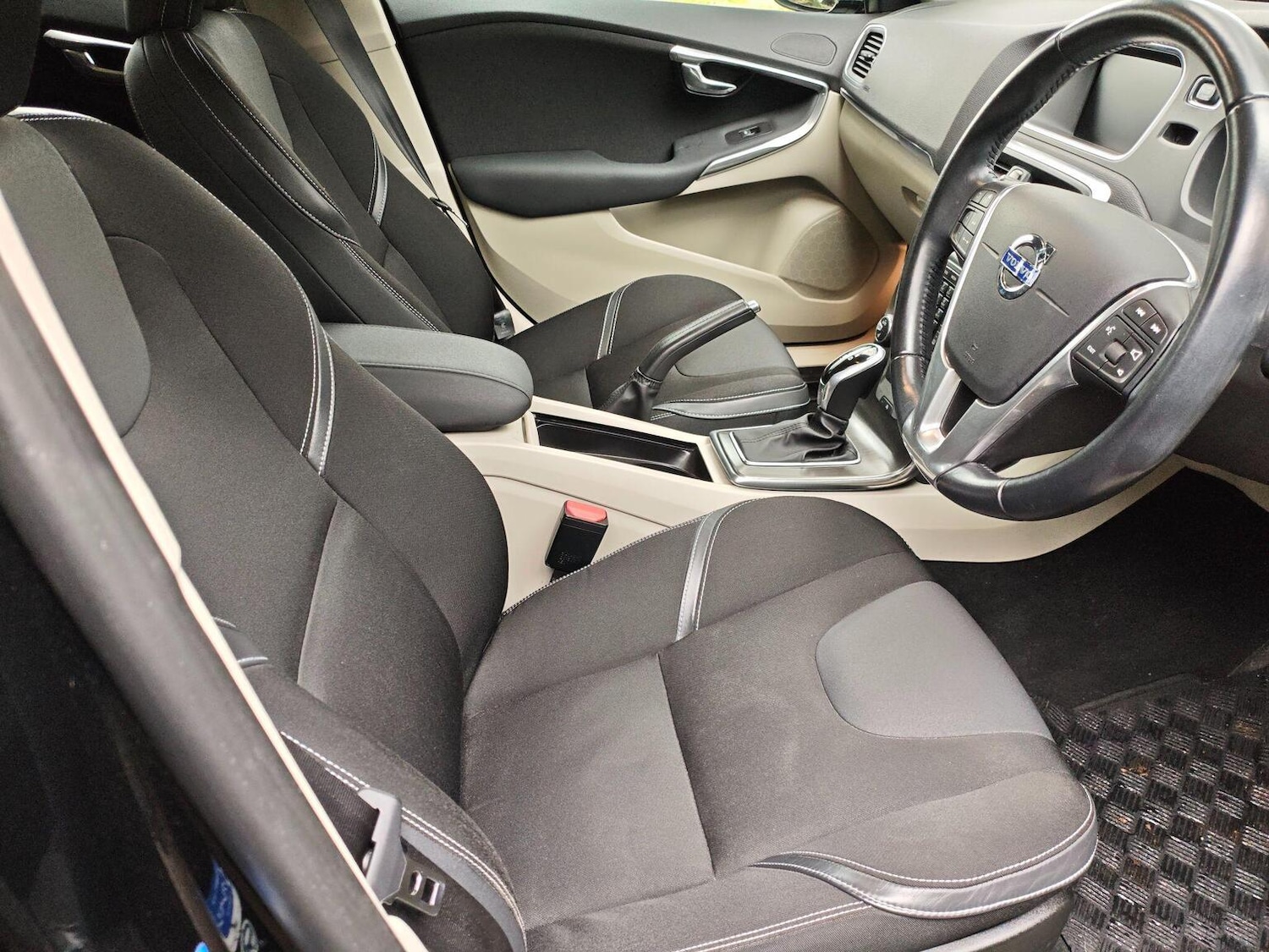 Used Volvo V40 2015 for sale - 77798597: Photo 10