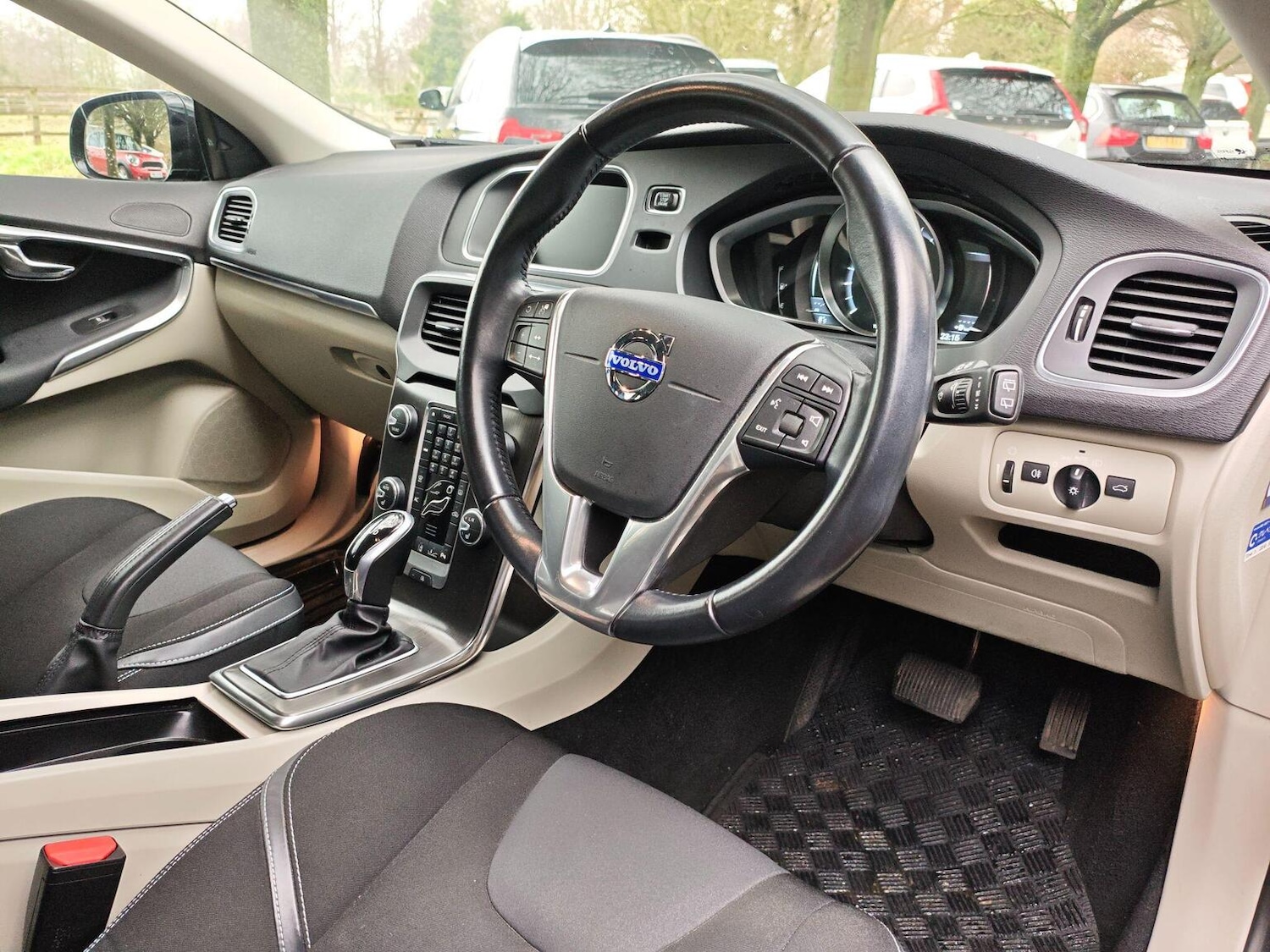 Used Volvo V40 2015 for sale - 77798597: Photo 8