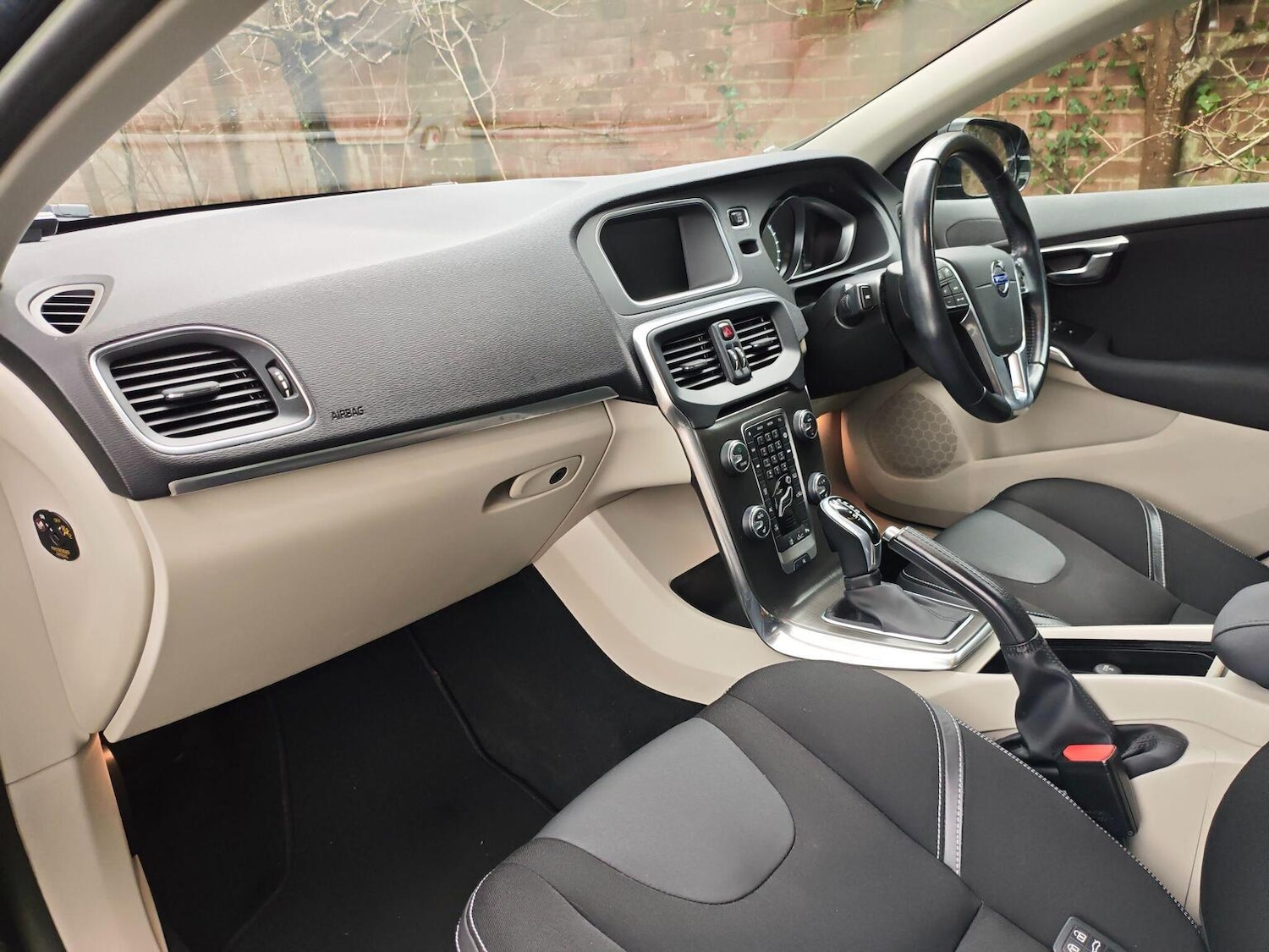 Used Volvo V40 2015 for sale - 77798597: Photo 9