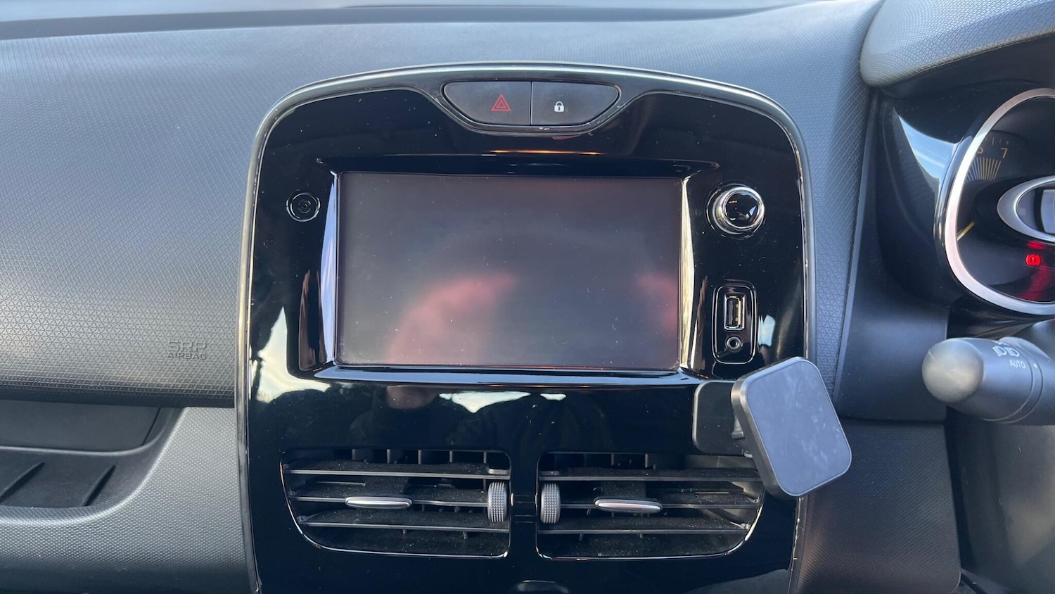 Used Renault Clio 2015 for sale - 77971866: Photo 15