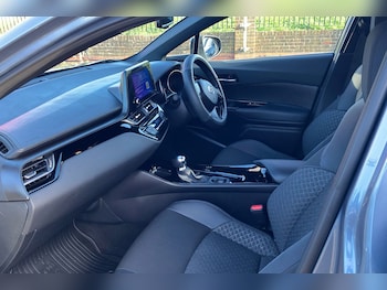 Used Toyota C-HR 2023 for sale - 76588110: Photo