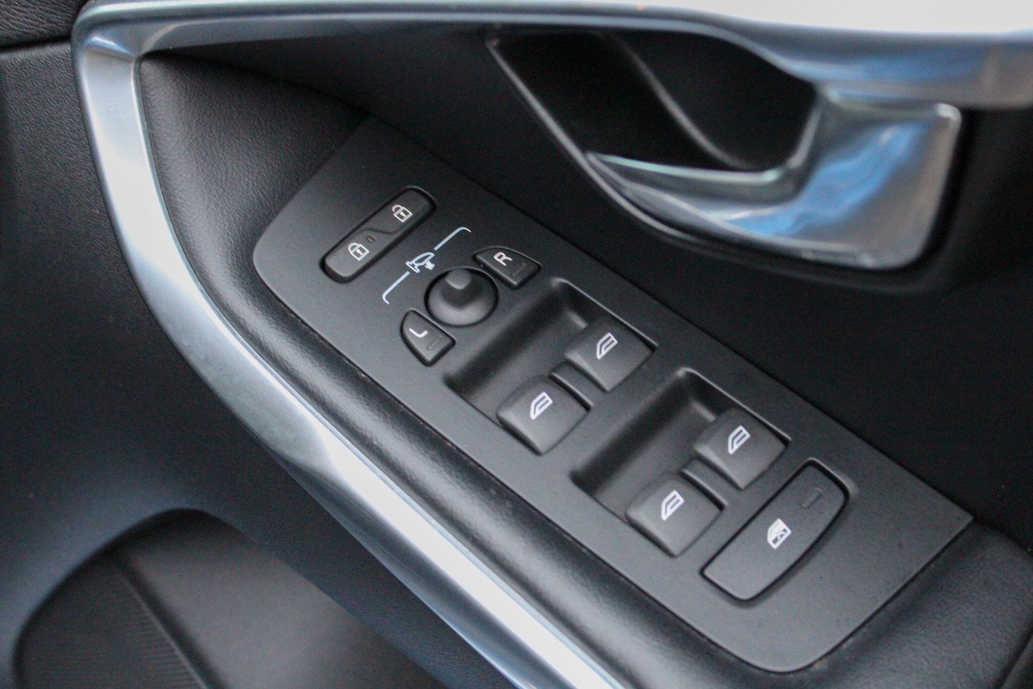 Used Volvo V40 2018 for sale - 77637464: Photo 32