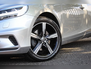 Used Volvo V40 2019 for sale - 79496073: Photo