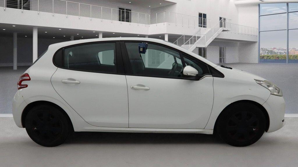 Used Peugeot 208 2013 for sale - 76381329: Photo 5