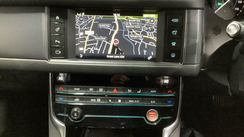 Used Jaguar XF 2018 for sale - 76850327: Photo 2