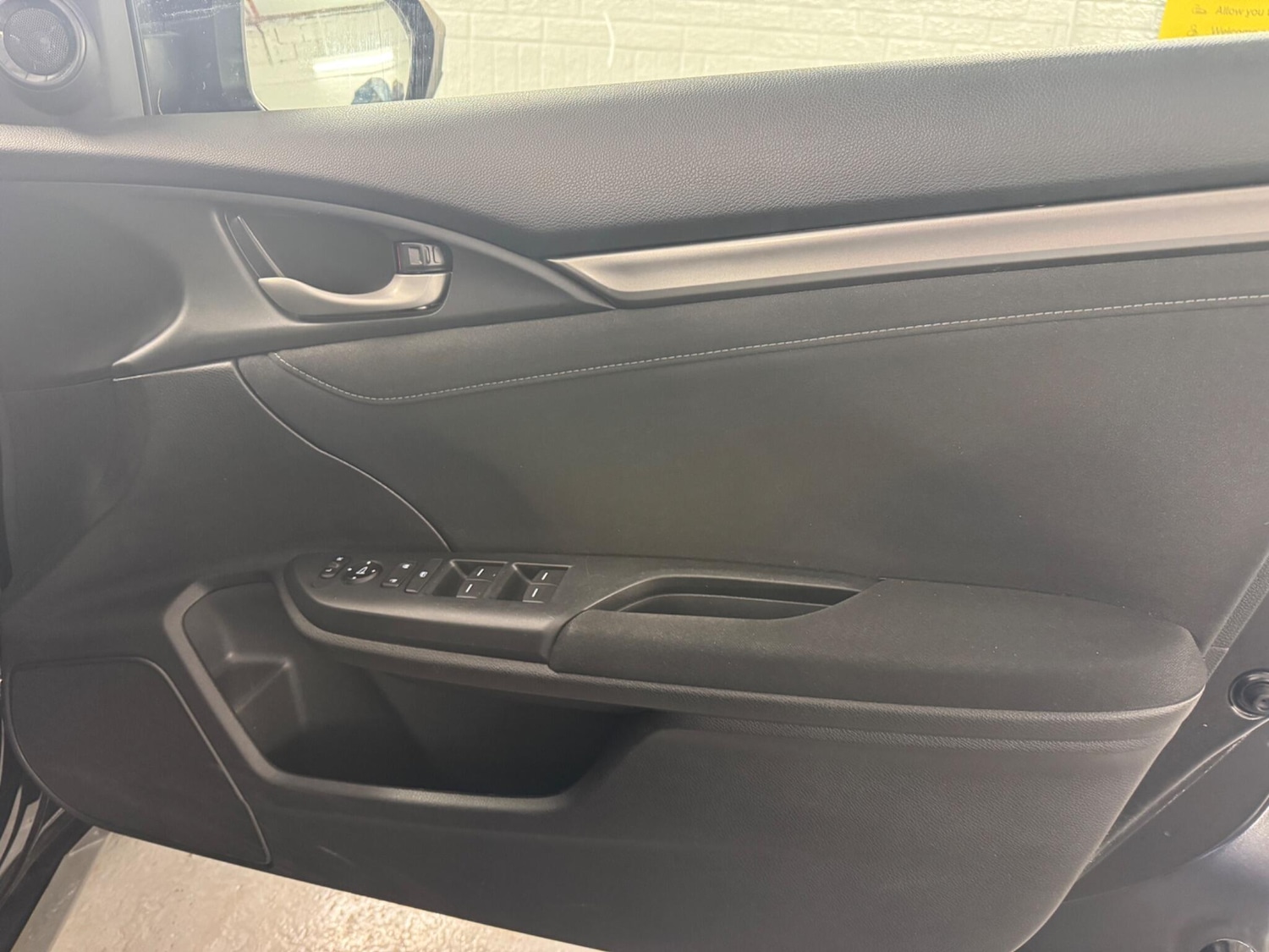 Used Honda Civic 2018 for sale - 76913269: Photo 27