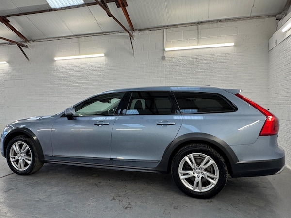 Used Volvo V90 Cross Country 2018 for sale - 75720317: Photo 2