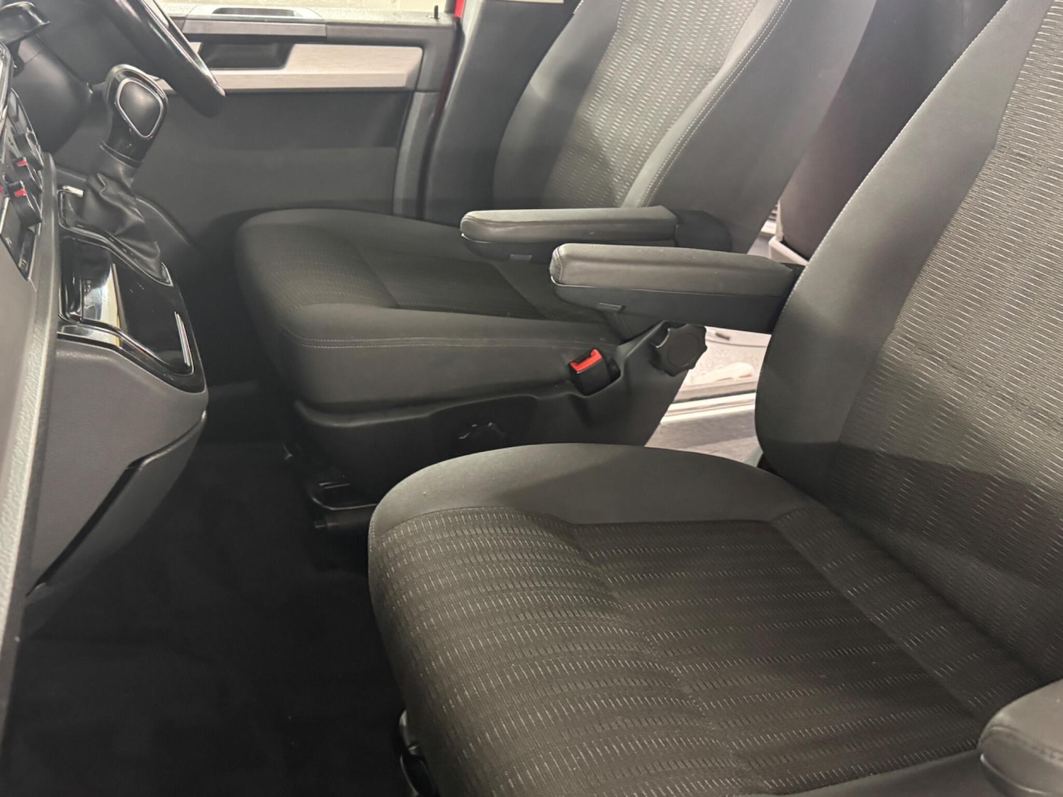 Used Volkswagen Caravelle 2017 for sale - 76499999: Photo 46