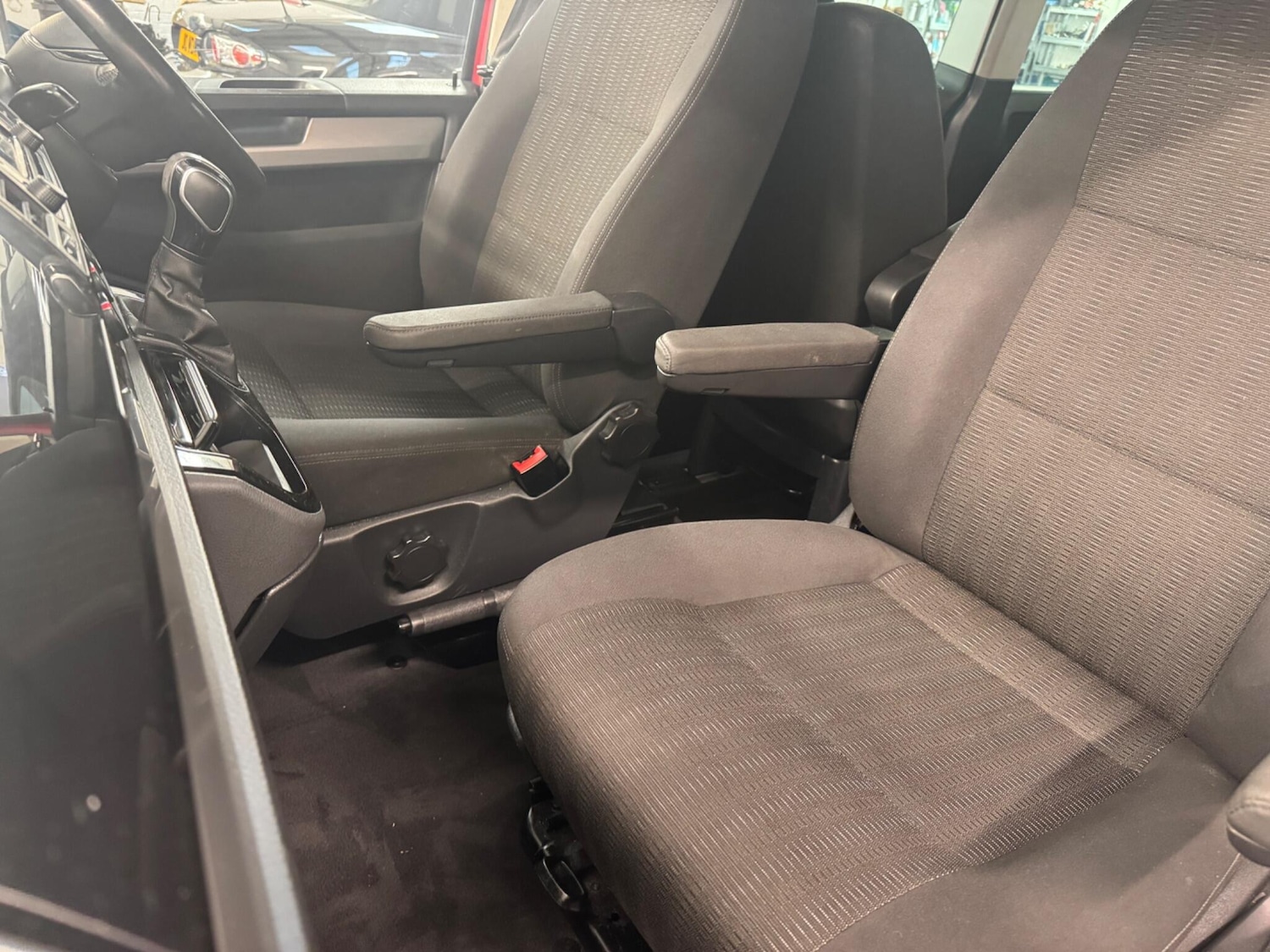 Used Volkswagen Caravelle 2017 for sale - 76499999: Photo 48