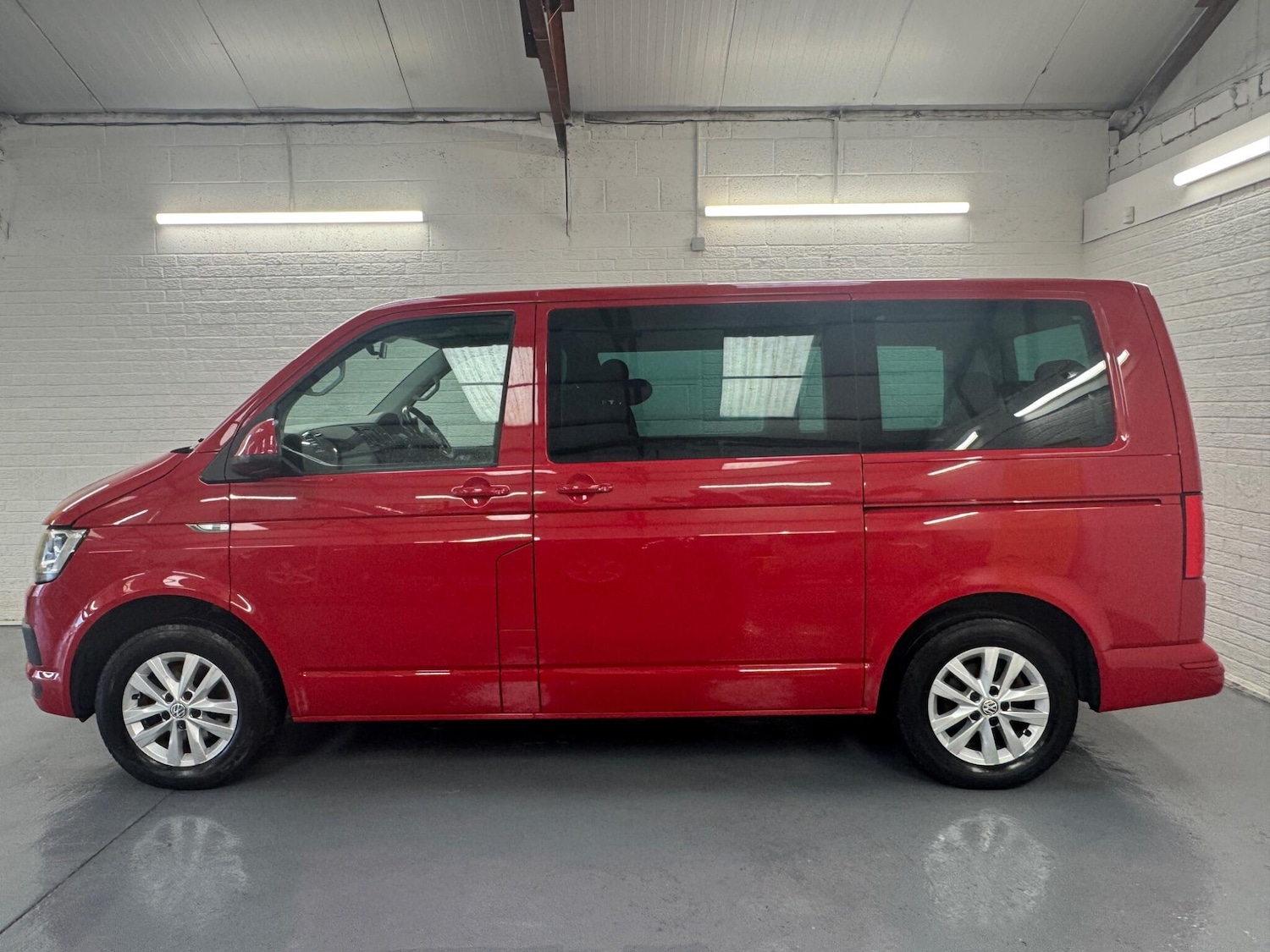 Used Volkswagen Caravelle 2017 for sale - 76499999: Photo 6
