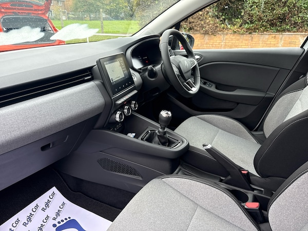 Used Renault Clio 2025 for sale - 76140730: Photo 2