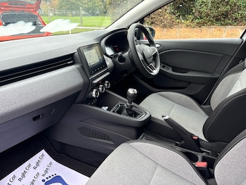 Used Renault Clio 2025 for sale - 76140730: Photo 2