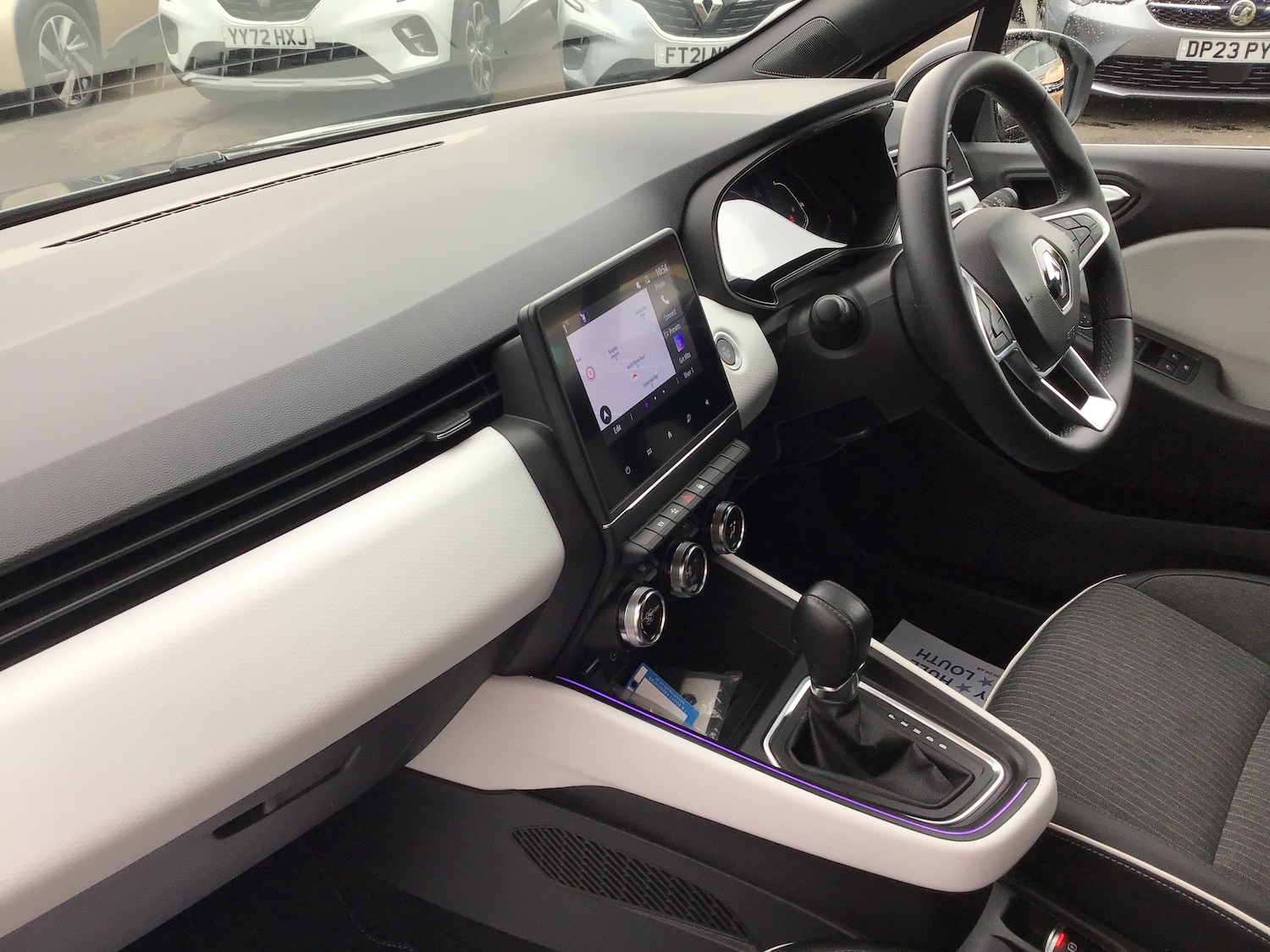 Used Renault Clio 2022 for sale - 76691636: Photo 2