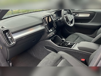 Used Volvo XC40 2025 for sale - 76894789: Photo