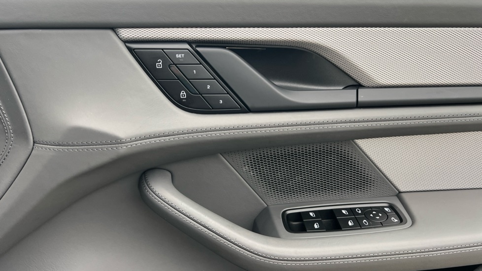 Used Porsche Taycan 2023 for sale - 76233971: Photo 27